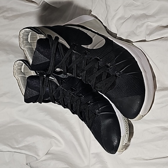 GENTLY USED - 2015 Nike Women's Air Zoom Hyperdunk - Black/Silver - Size 11 - Picture 2 of 13